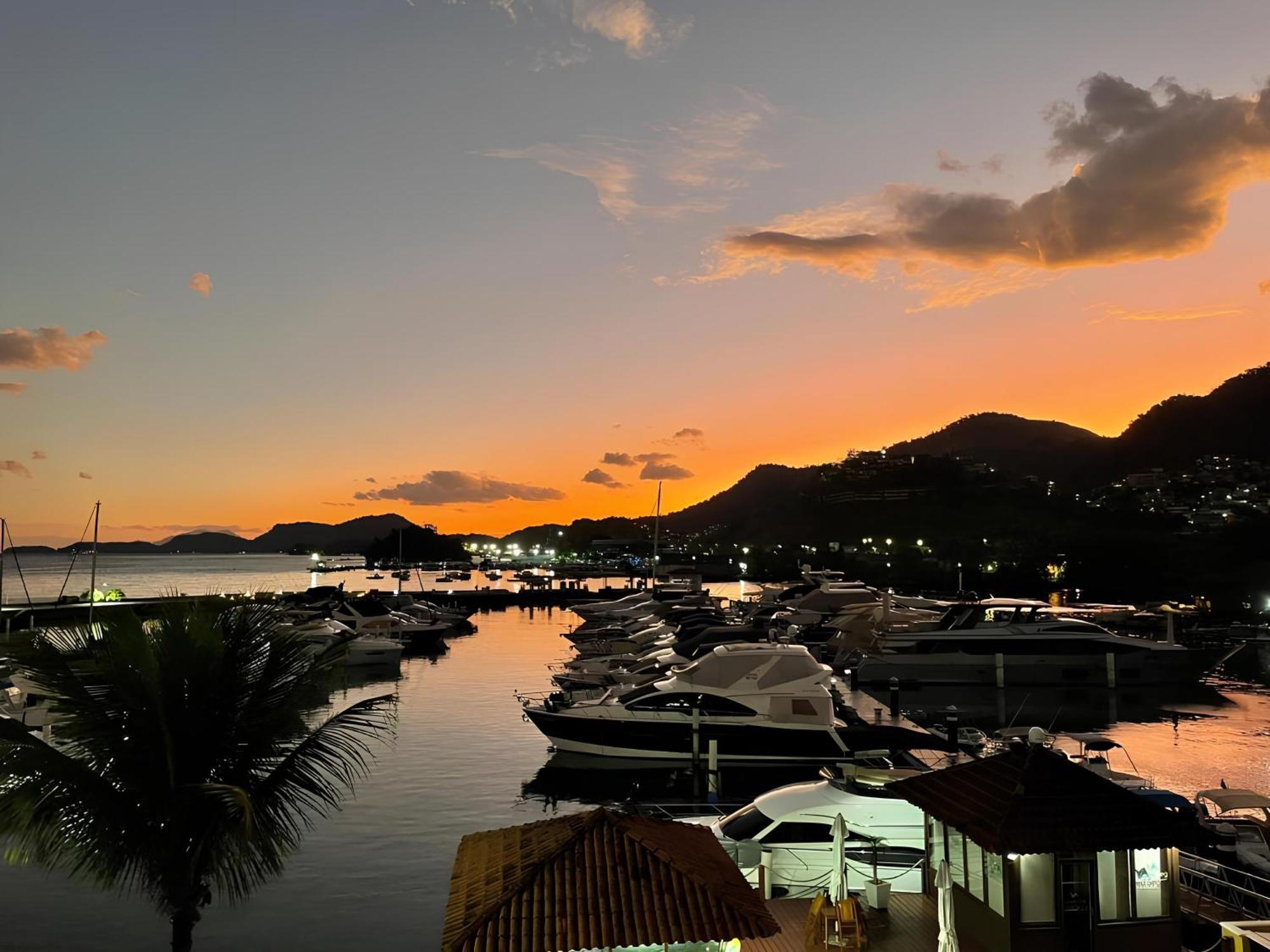 Shopping Piratas, vista para o mar, estacionamento Angra dos Reis Exterior foto