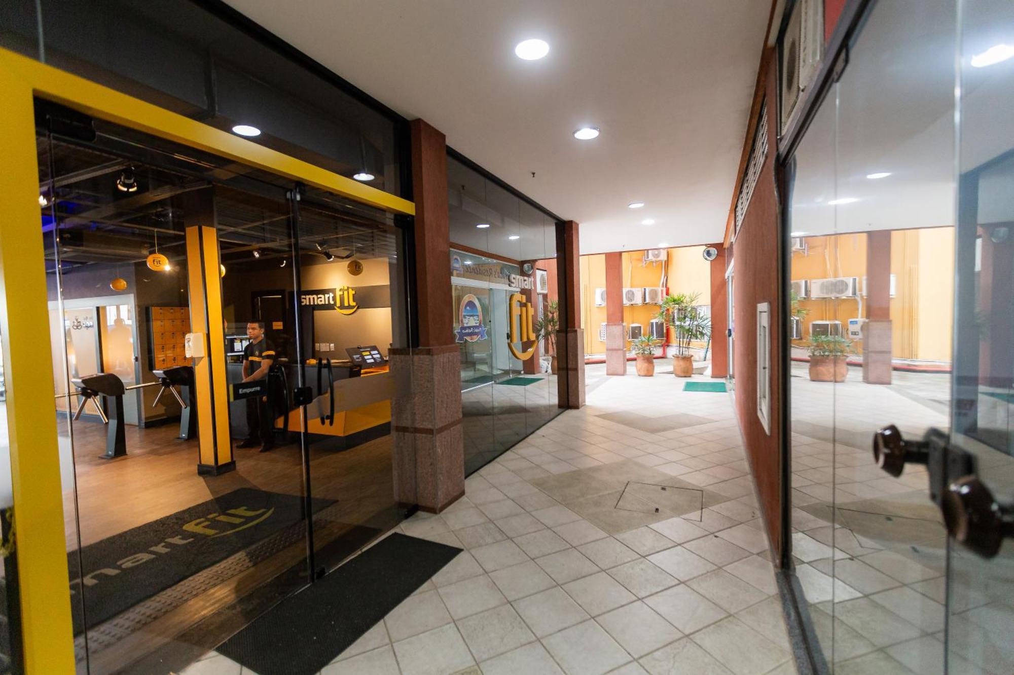 Shopping Piratas, vista para o mar, estacionamento Angra dos Reis Exterior foto