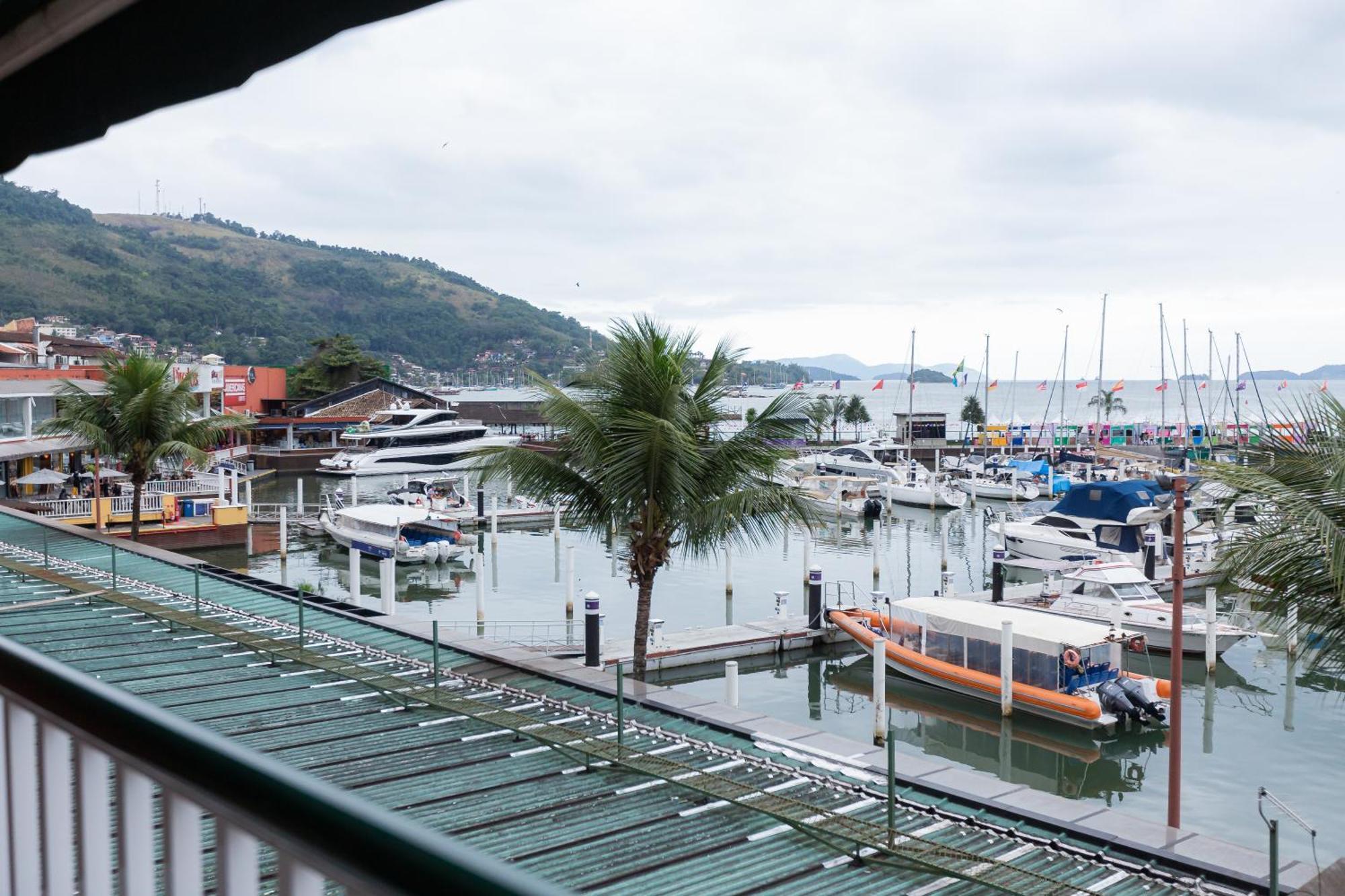 Shopping Piratas, vista para o mar, estacionamento Angra dos Reis Exterior foto